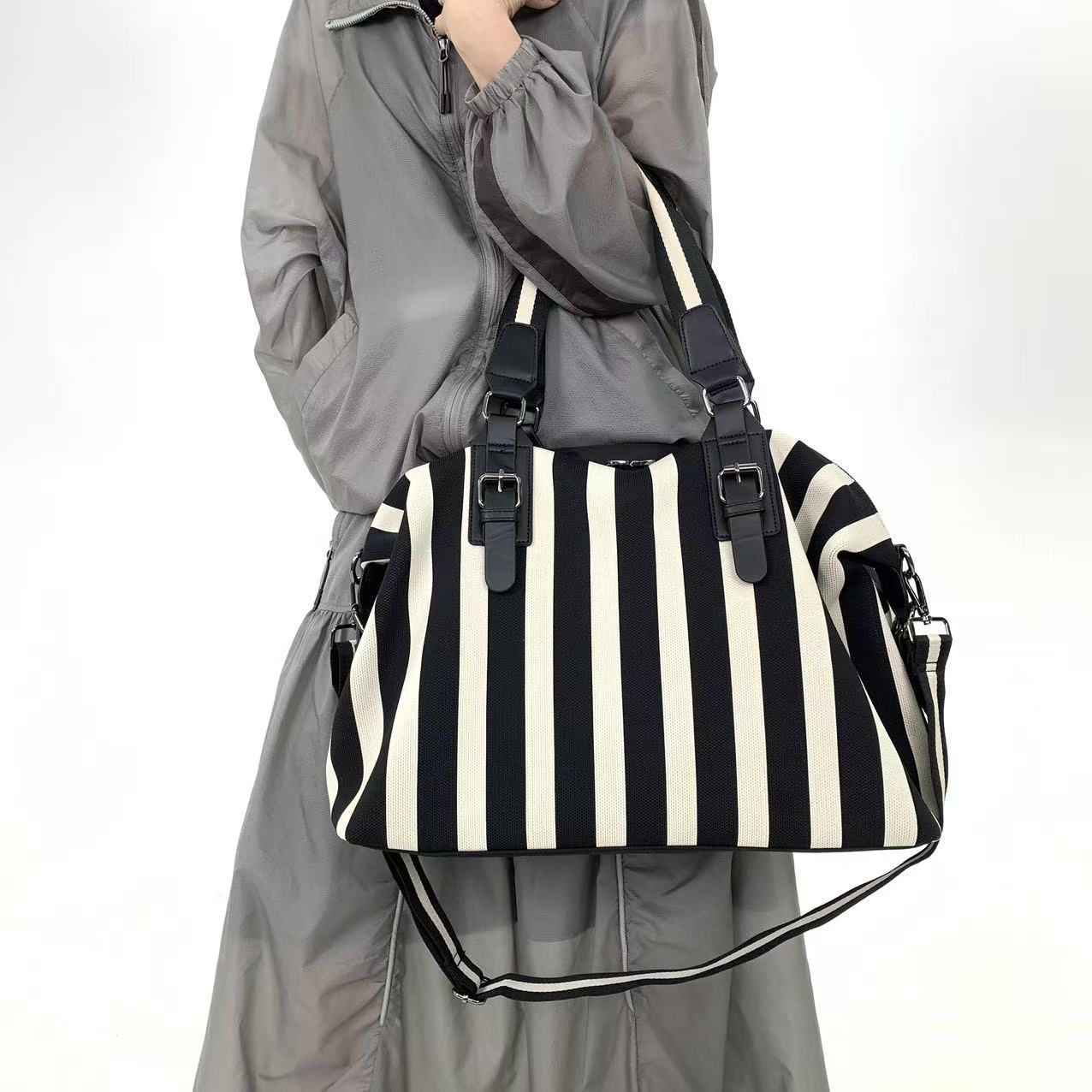 Ladies' fashionable striped ve - Travel Accessories Logo recension och pris