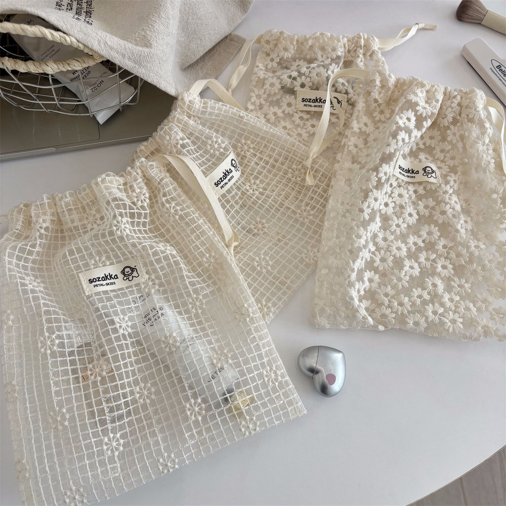 Lace Embroidered Daisy Mesh Dr - Travel Accessories Usa recension och pris